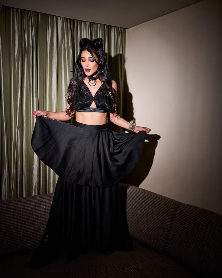 Shruti wore a black backless bikini blouse with a black long skirt