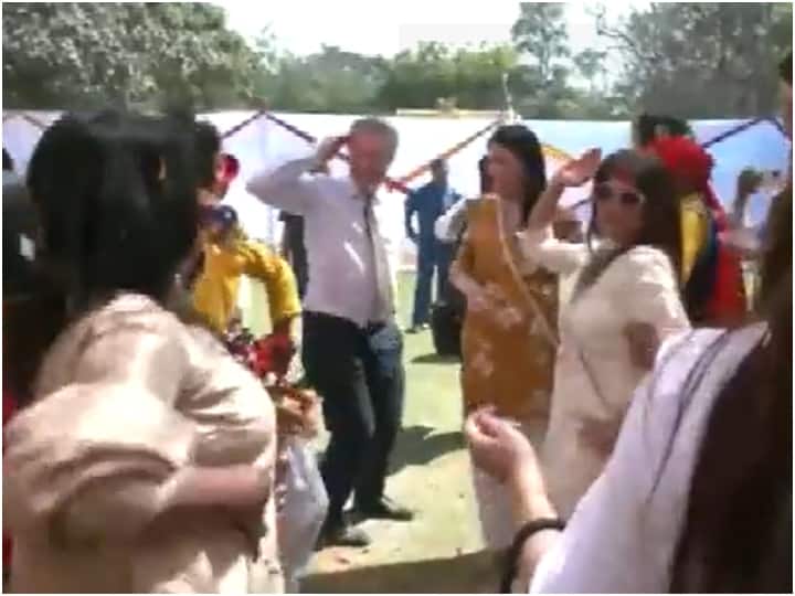 Holi Celebrations: 'रंग बरसे...', गाने पर जमकर थिरके विदेशी राजनयिक, विदेश राज्य मंत्री मिनाक्षी लेखी ने होली सेलिब्रेशन का किया आयोजन