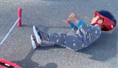 Viral Video: ਮਾਂ ਦਾ ਧਿਆਨ ਖਿੱਚਣ ਲਈ ਬੱਚੇ ਨੇ ਕੀਤਾ ਅਜਿਹਾ ਕਾਰਾ, ਤੁਸੀਂ ਵੀ ਕਹੋਗੇ- ਐਕਟਿੰਗ ਦੀ ਦੁਕਾਨ ਹੈ