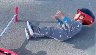 Viral Video: ਮਾਂ ਦਾ ਧਿਆਨ ਖਿੱਚਣ ਲਈ ਬੱਚੇ ਨੇ ਕੀਤਾ ਅਜਿਹਾ ਕਾਰਾ, ਤੁਸੀਂ ਵੀ ਕਹੋਗੇ- ਐਕਟਿੰਗ ਦੀ ਦੁਕਾਨ ਹੈ