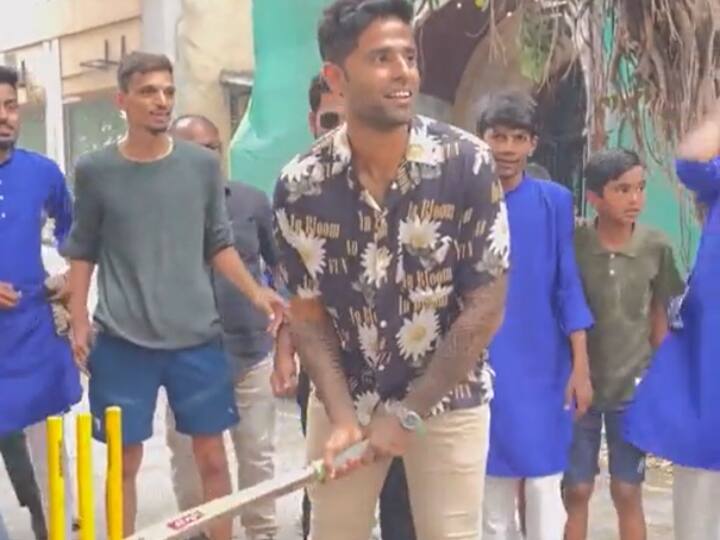 Watch Before IND vs AUS Ahmedabad test Suryakumar Yadav played gully cricket and hit Supla Shot see video Watch: अहमदाबाद टेस्ट से पहले मुंबई में गली क्रिकेट खेलते दिखे भारत के 360 डिग्री, 'सुपला' शॉट की हुई डिमांड, देखें मज़ेदार वीडियो