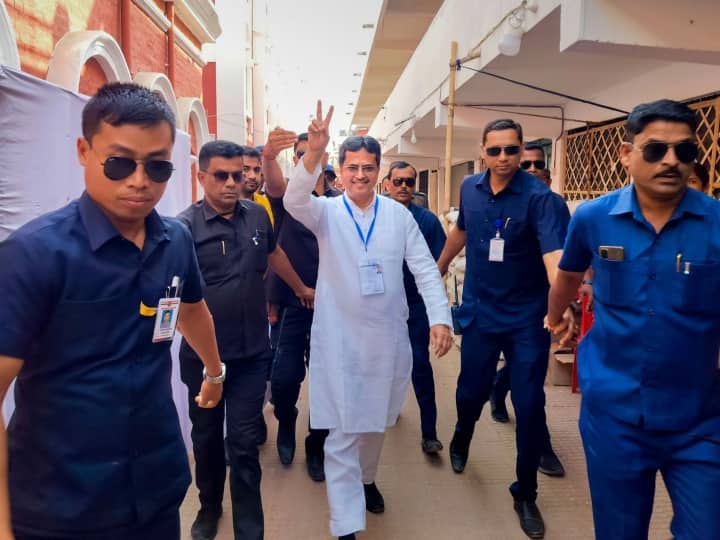 इस मौके पर सीएम माणिक साहा ने  कहा था कि बहुत लंबे वक्त बाद उन्होंने ये सर्जरी की, लेकिन उन्हें बिल्कुल भी मुश्किल पेश नहीं आई. उनका कहना था कि सीएम का पद संभालने के बाद भी उनके एहसास अपने पेशे को लेकर नहीं बदले हैं. उन्होंने कहा कि आज जनरल सर्जन, ऑर्थोपेडिक सर्जन और अन्य दोस्त यहां थे. मैंने अपने पेशे के दौरान कई सर्जरी की हैं. मेरे सभी कलीग मुझे देख के खुश हैं.(फोटो- PTI)