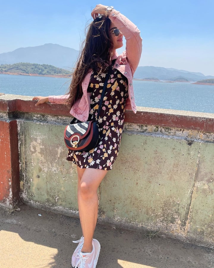 2016లో వచ్చిన ‘తుంటరి’ సినిమాతో హీరోయిన్ గా పరిచయం అయ్యింది. Photo Credit: Poojitha Ponnada/Instagram