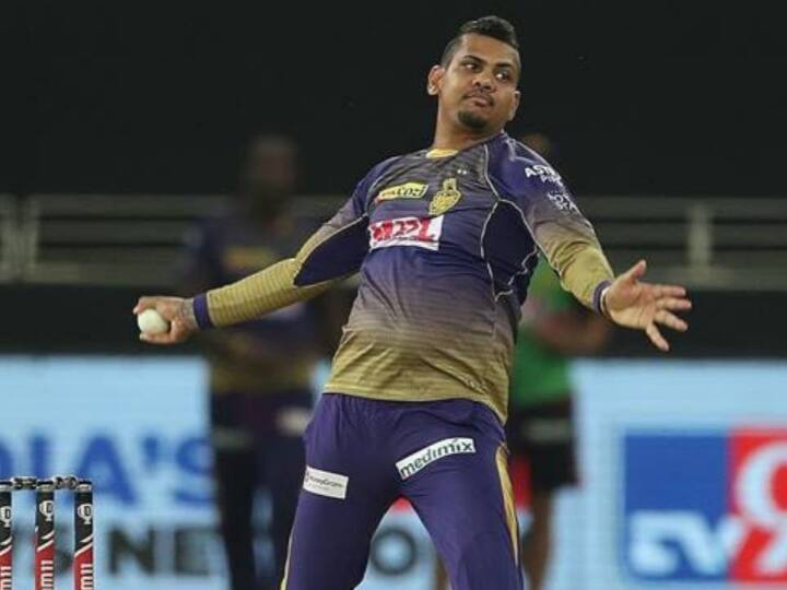 सुनील नारायण टी20 इतिहास के सबसे कामयाब गेंदबाजों में एक हैं, लेकिन क्या आप जानते हैं इस खिलाड़ी का सफर आसान नहीं रहा है. सुनील नारायण के पिता शाहिद मुस्लिम हैं, परिवार का पेट पालने के लिए वे छोटे-मोटे काम करके गुजारा करते थे. यहीं नहीं बल्कि सुनील नारायण के पिता कभी टैक्सी चलाते तो कभी रेस्त्रां में सफाई कर्मचारी बन जाते. (फोटो क्रेडिट- सोशल मीडिया)