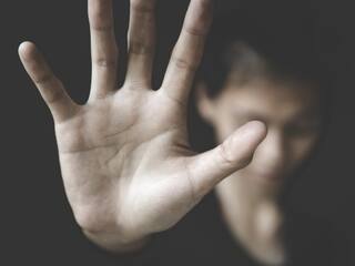 UP Crime: इंस्टाग्राम पर दोस्ती के बाद अश्लील वीडियो बनाकर नाबालिग से किया गैंगरेप, ब्लेड से काटकर लिखा अपना नाम