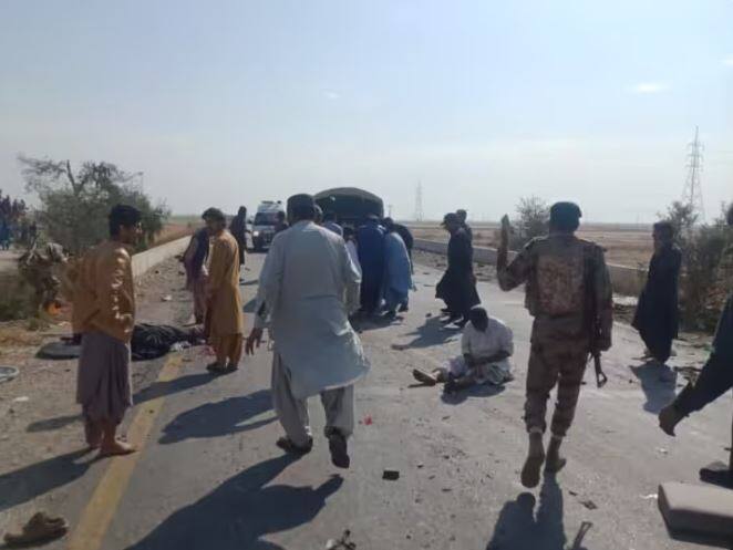 pakistan blast suicide bomber kills 9 officers going in police truck latest updates Pakistan Blast: ਪਾਕਿਸਤਾਨ ਵਿੱਚ ਆਤਮਘਾਤੀ ਹਮਲਾ, 9 ਪੁਲਿਸ ਅਧਿਕਾਰੀਆਂ ਦੀ ਮੌਤ