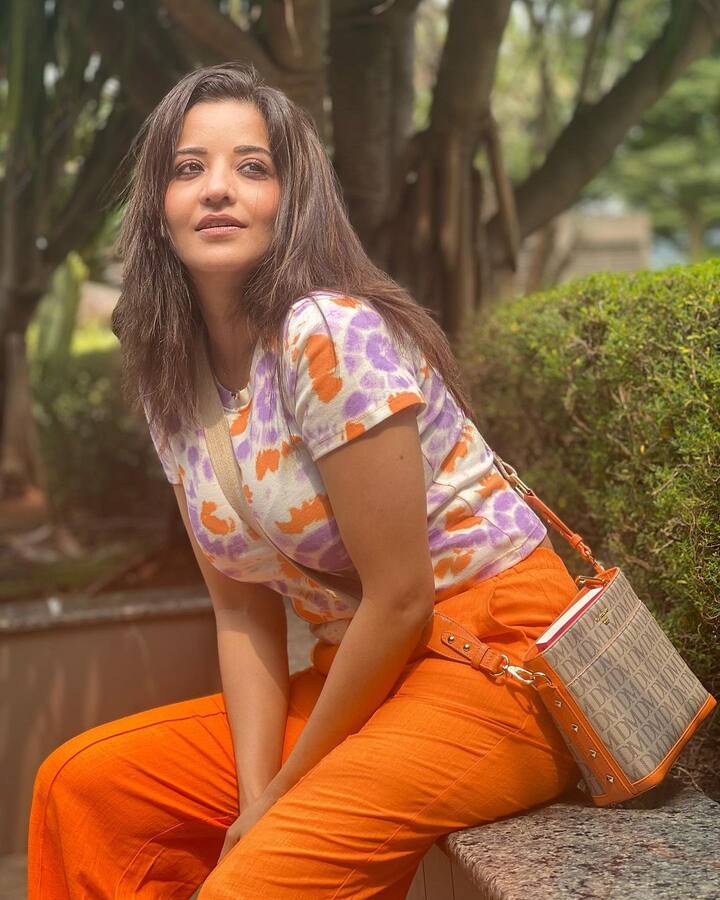 या फोटोंमध्ये, मोनालिसा टॉप आणि ट्राउझर्समध्ये दिसत आहे.