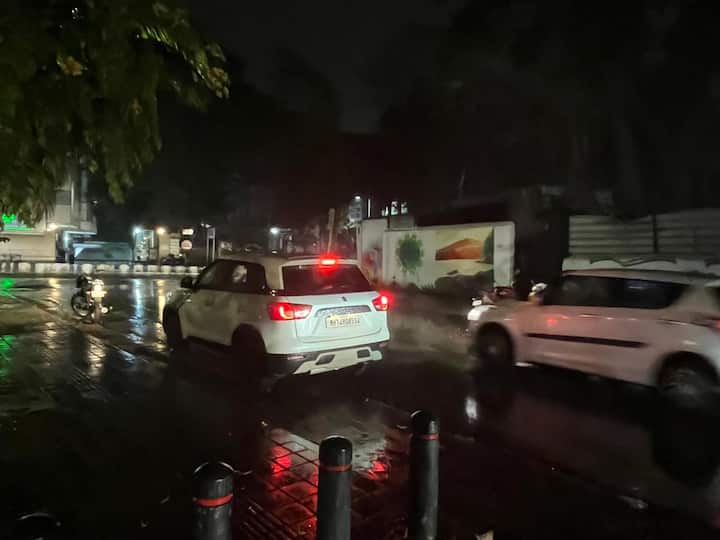 अचानक आलेल्या पावसामुळे पुणेकरांची चांगलीच तारांबळ उडाली आहे.