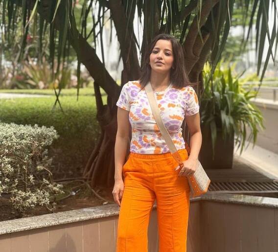 टॉप आणि ट्राउजरमध्ये मोनालिसाचा बोल्ड लूक