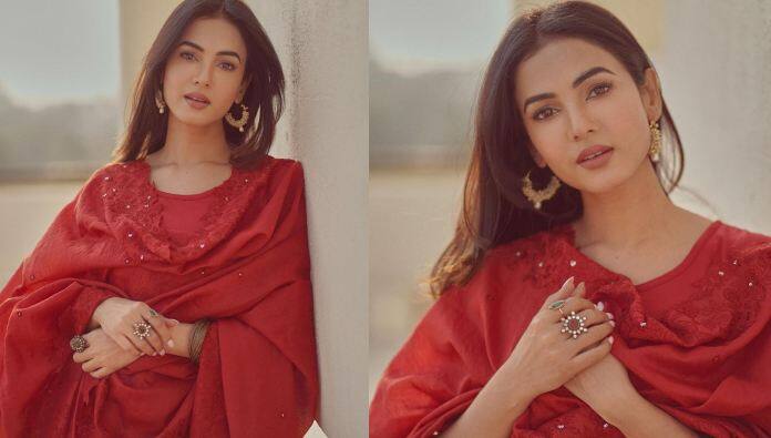 Sonal Chauhan Pics: ਫਿਲਮ 'ਜੰਨਤ' 'ਚ ਆਪਣੀ ਖੂਬਸੂਰਤੀ ਨੂੰ ਲੈ ਕੇ ਚਰਚਾ 'ਚ ਰਹੀ ਅਦਾਕਾਰਾ ਸੋਨਲ ਚੌਹਾਨ ਇੰਸਟਾਗ੍ਰਾਮ 'ਤੇ ਆਪਣੀਆਂ ਤਸਵੀਰਾਂ ਪੋਸਟ ਕਰਦੀ ਰਹਿੰਦੀ ਹੈ। ਵੇਖੋ ਇਹ ਹੌਟ ਤਸਵੀਰਾਂ...