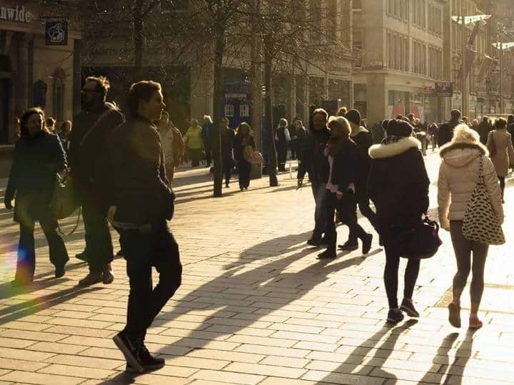 कई लोग सड़क पर काफी तेज चलते हैं, इनकी चाल कर देती हैं कई बातों का खुलासा What your walk really says about you कई लोग सड़क पर काफी तेज चलते हैं, इनकी चाल कर देती हैं कई बातों का खुलासा