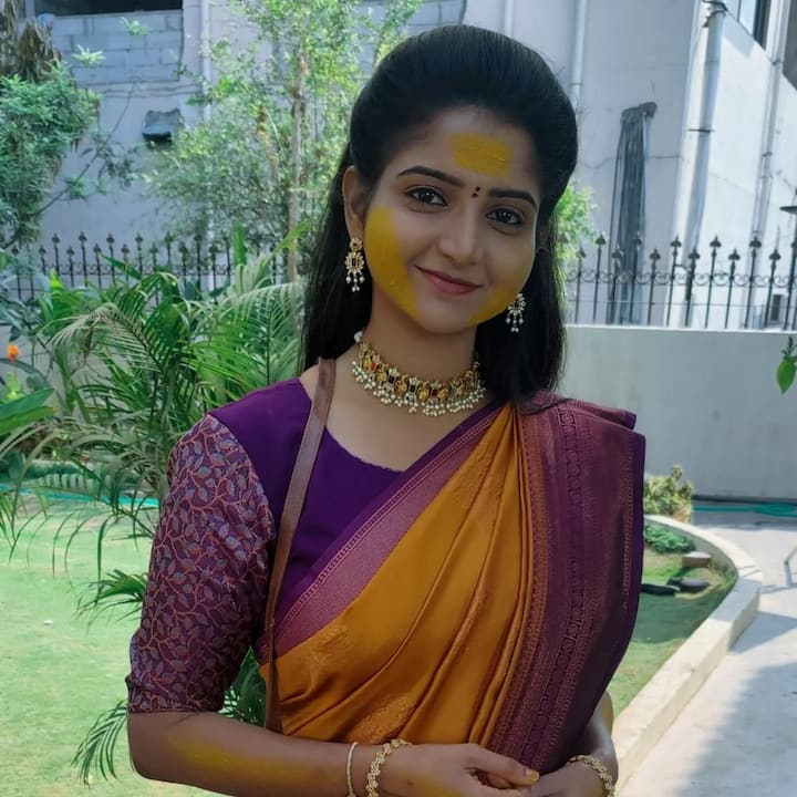 కావ్య అసలు పేరు దీపికా రంగరాజు. నిజాయితీగా ఉంటూ కుటుంబ బాధ్యతలు మోస్తున్న అమ్మాయిగా సీరియల్ లో అలరిస్తున్న ఈ ముద్దుగుమ్మ తమిళమ్మాయి. Image Credit: Deepika Rangaraju/Instagram