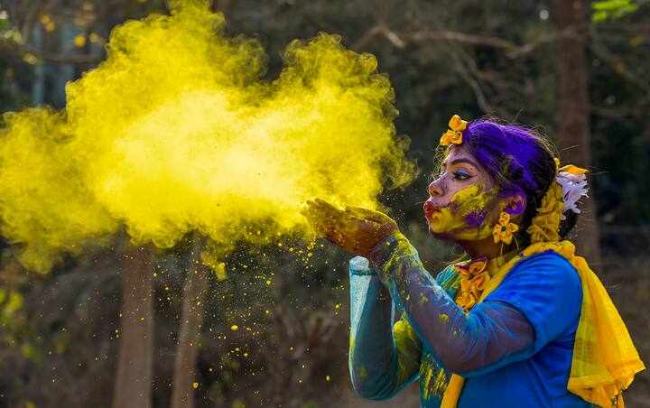 নদিয়ারই অন্যত্র আবার হলুদ আবির নিয়ে খেলায় ব্যস্ত কিশোরী। বসন্তোৎসবে আর কতক্ষণ? তার আগে তুঙ্গে তোড়জোড় ।