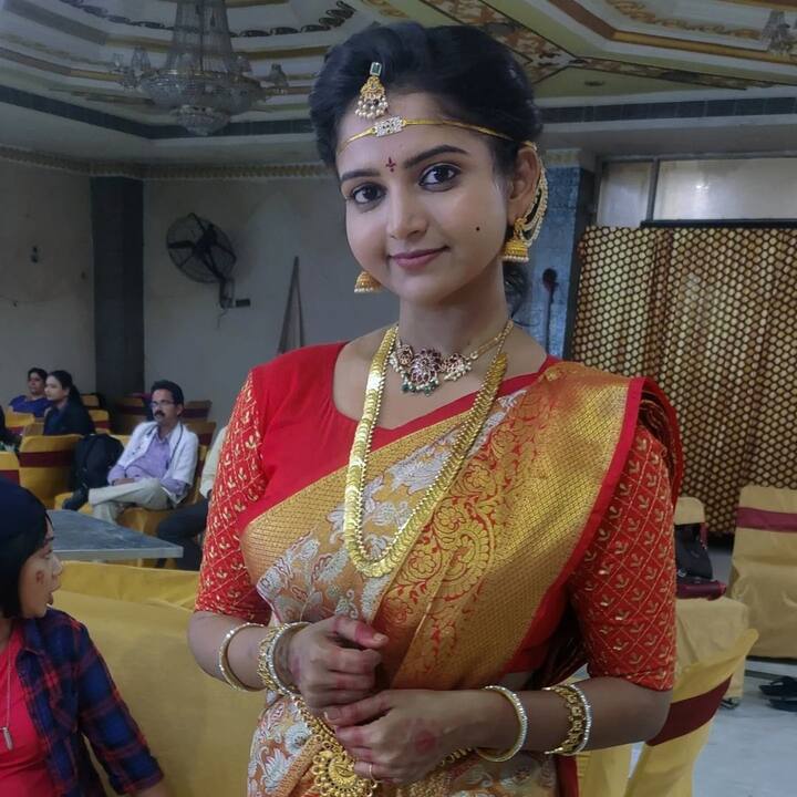 అంటే రాజ్ కావ్య మెడలో మూడు ముళ్ళు వేసేశాడన్న మాట. Image Credit: Deepika Rangaraju/Instagram