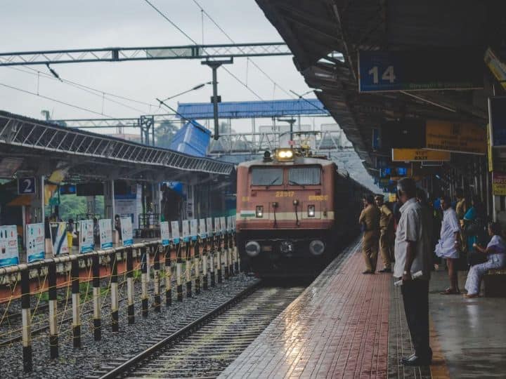 Indian Railways get penalty after taking 20 rupees extra charge on Train Ticket in 1999 Indian Railways: ट्रेन टिकट पर 20 रुपये ज्यादा चार्ज करने पर रेलवे को देना पड़ा भारी जुर्माना, साल 1999 का मामला 