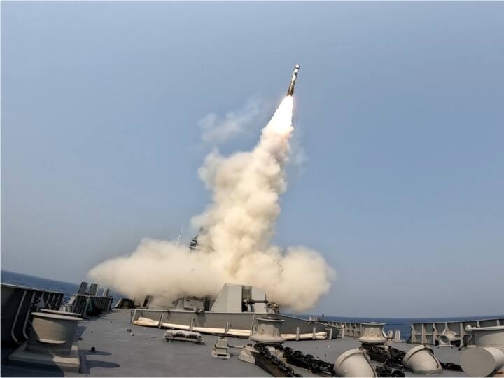 indian navy tested BrahMos missile in arabian sea increase tension of pakistan govt during worst economy BrahMos Missile: भारतीय नेवी ने किया ब्रह्मोस मिसाइल का टेस्ट, पाकिस्तान की उड़ी नींद! सरकार को कोसने में लगी जनता