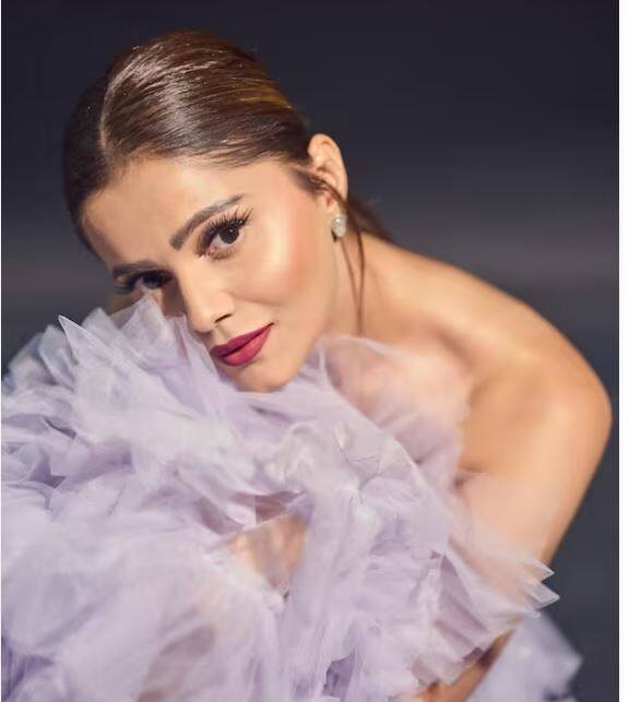 'ਛੋਟੀ ਬਹੂ' ਅਤੇ 'ਸ਼ਕਤੀ' ਵਰਗੇ ਟੀਵੀ ਸ਼ੋਅ 'ਚ ਸਿੱਧੀ -ਸਾਧੀ ਤੇ ਸੰਸਕ੍ਰਿਤ ਬਹੂ ਦਾ ਕਿਰਦਾਰ ਨਿਭਾ ਕੇ ਘਰ-ਘਰ 'ਚ ਪਹਿਚਾਣ ਬਣਾਉਣਾ ਵਾਲੀ ਰੁਬੀਨਾ ਦਿਲਿਕ ਇਨ੍ਹੀਂ ਦਿਨੀਂ ਹੋਰ ਗਲੈਮਰਸ ਹੋ ਗਈ ਹੈ।