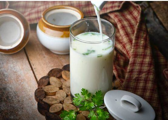 Benefits of lassi: ਗਰਮੀਆਂ ਸ਼ੁਰੂ ਹੋ ਗਈਆਂ ਹਨ। ਦੁਪਹਿਰ ਵੇਲੇ ਖੇਤਾਂ ਵਿੱਚ ਕੰਮ ਕਰਦਿਆਂ ਸੰਘ ਸੁੱਕਣ ਲੱਗਾ ਹੈ। ਇਸ ਲਈ ਪਿੰਡਾਂ ਵਾਲਿਆਂ ਨੇ ਲੱਸੀ ਦੇ ਸੇਵਨ ਵਧਾ ਦਿੱਤਾ ਹੈ। ਦੂਜੇ ਪਾਸੇ ਸ਼ਹਿਰੀ ਲੋਕ ਲੱਸੀ ਦੇ ਫਾਇਦੇ ਨਹੀਂ ਜਾਣਦੇ।