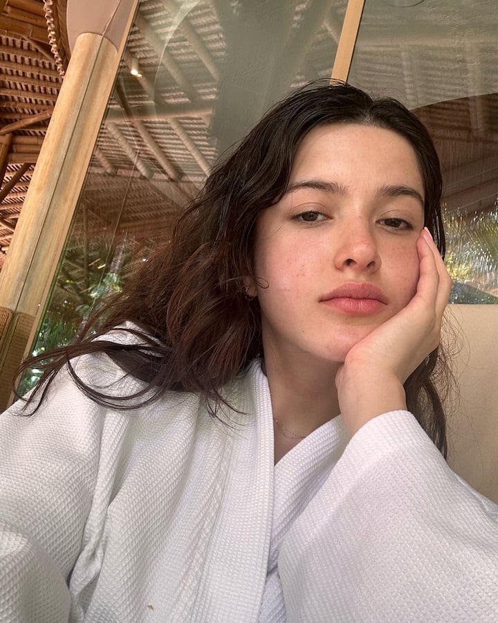 हिंदी सिनेमा के दिग्गज कलाकार संजय कपूर की बेटी शनाया कपूर फेमस स्टार किड्स में से एक मानी जाती हैं. इस बीच शनाया कपूर की लेटस्ट तस्वीरें सामने आई हैं.