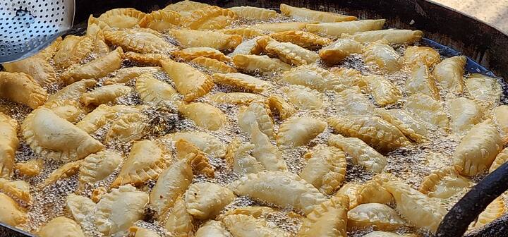 बाजारों में तरह-तरह की पिचकारियां, रंग-गुलाल और होली की पारंपरिक मिठाई गुजिया की जम कर बिक्री हो रही है. उत्तम नगर के हस्तसाल रोड स्थित व्यापार मंडल के एक दुकानदार धरम पटाखेवाले ने बताया कि पिछले साल की तुलना में इस बार बिक्री डेढ़ गुणा तक बढ़ी हुई है और उसी के अनुसार लोगों में जोश भी नजर आ रहा है.