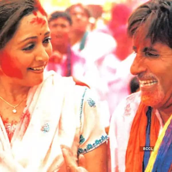 'হোরি খেলে রঘুবীরা' - অমিতাভ বচ্চনের হোলি নিয়ে আরও এক কালজয়ী গান এটি। ছবির নাম 'বাঘবান'। বন্ধু হোক বা পরিজনের সঙ্গে দোল উৎসব পালনের জন্য এই গান অপরিহার্য।