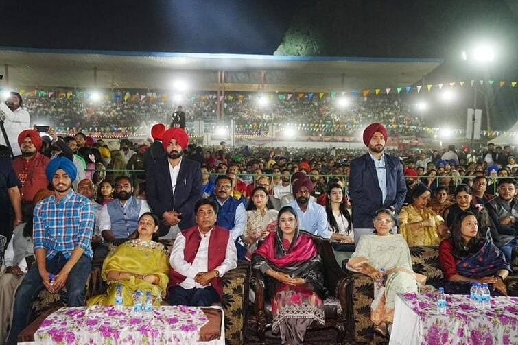 Dr Gurpreet Kaur wife of CM Mann attend satinder sartaj program in hoshiarpur ਸਤਿੰਦਰ ਸਰਤਾਜ ਦੀਆਂ ਸੁਰਾਂ 'ਤੇ ਝੂਮੇ ਹੁਸ਼ਿਆਰਪੁਰੀਏ...ਸੀਐਮ ਮਾਨ ਦੀ ਪਤਨੀ ਡਾ: ਗੁਰਪ੍ਰੀਤ ਕੌਰ ਵੀ ਪਹੁੰਚੇ