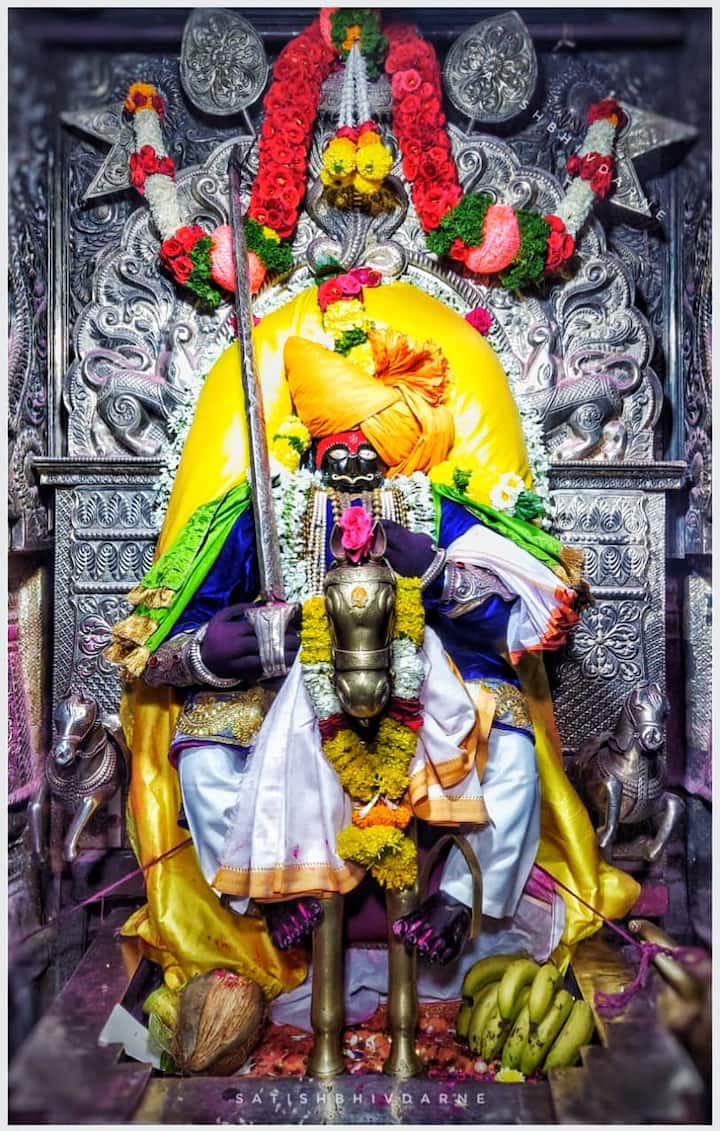 डोंगरावर पोलिसांचा मोठा बंदोबस्त तैनात करण्यात आला होता.