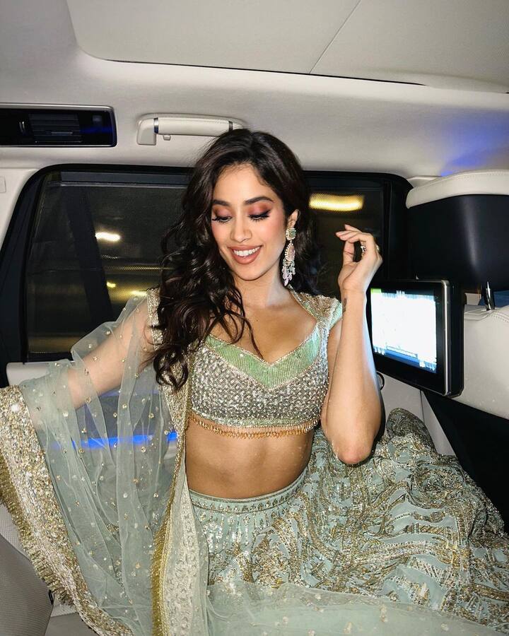 जान्हवी एका चित्रपटासाठी जवळपास 5 कोटी मानधन घेते.(Janhvi Kapoor/Instagram)