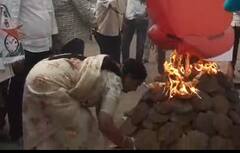 Pune Holi 2023 : पुण्यात राष्ट्रवादीकडून 'महागाई'ची होळी