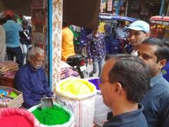 गोरखपुर में लोगों पर चढा होली का खुमार, हर्बल रंगों की सबसे ज्यादा डिमांड