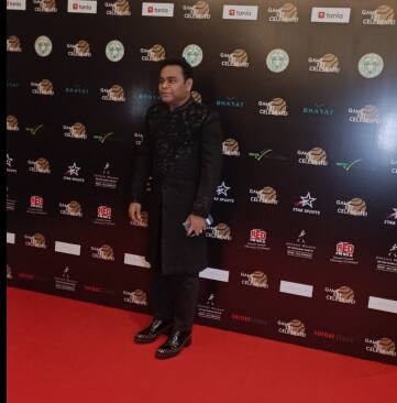 সঙ্গীত পরিচালক এ আর রহমন আছেন এই তালিকায়। তিনিও এসেছিলেন সানিয়ার ফেয়ারওয়েল পার্টিতে।