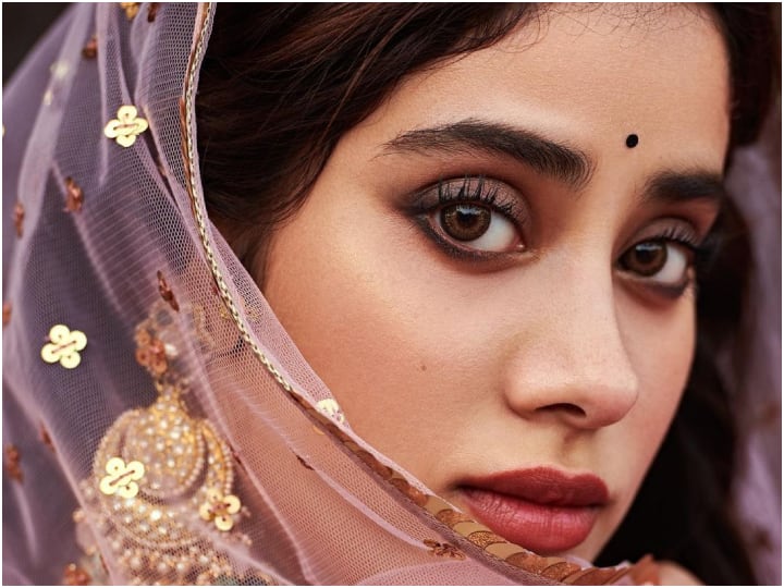 Janhvi Kapoor Birthday: अपनी पहली ही फिल्म से उन्होंने बॉलीवुड का दिल 'धड़का' दिया था. उनकी अदाकारी के लाखों दीवाने हैं. बात जान्हवी कपूर की हो रही है. आइए रूबरू होते हैं उनके कुछ किस्सों से.