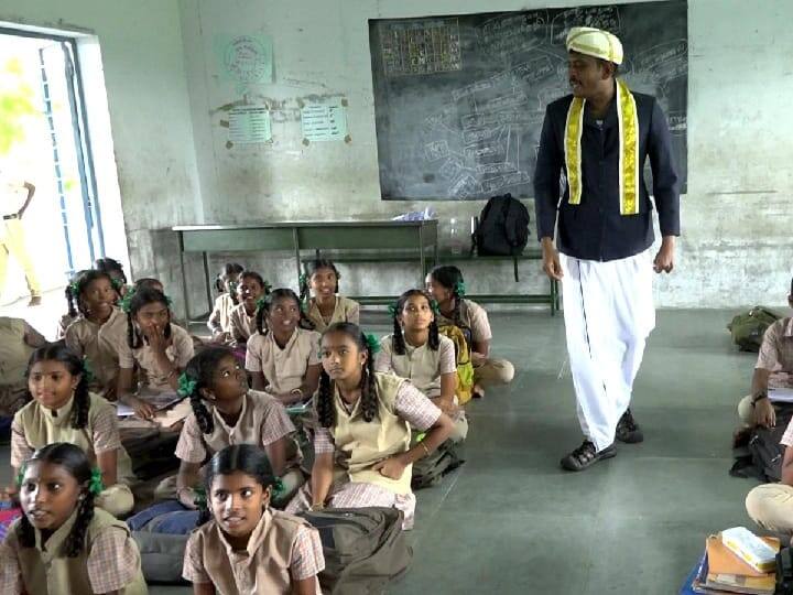 கதையின் நாயகனாகவே மாறி பாடம் நடத்தும் தமிழ் ஆசிரியர் - ஒவ்வொரு வகுப்பிற்கும் ஒரு வேடம்