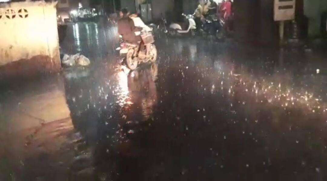 Nashik Unseasonal Rain Unseasonal rain continues overnight in nashik district farmers in double trouble power cut in many areas Nashik Unseasonal Rain : नाशिकसह जिल्ह्यात रात्रभर अवकाळी पावसाची हजेरी, शेतकरी दुहेरी संकटात, अनेक भागात लाईट गुल