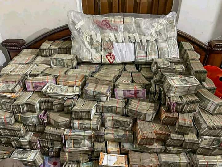 Rajasthan News Hawala Money Mandar Police Seizes 4 crores  rupees from a car was taken to Gujarat ANN Hawala Money: कार की डिक्की और टूल बॉक्स में मिले इतने करोड़ रुपये, हवाला के जरिये ले जाया जा रहा था गुजरात
