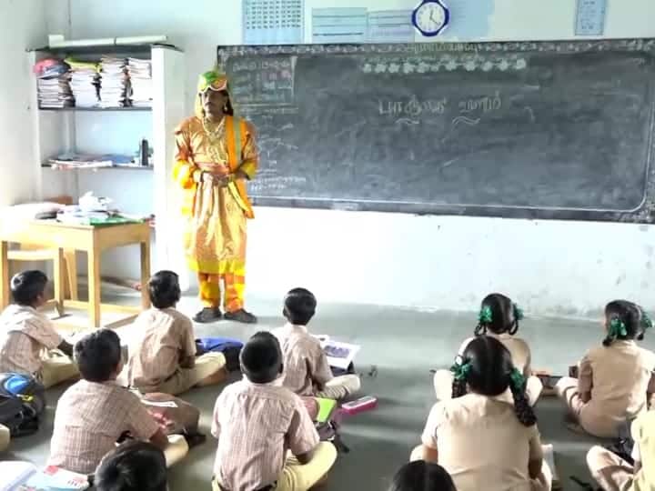 கதையின் நாயகனாகவே மாறி பாடம் நடத்தும் தமிழ் ஆசிரியர் - ஒவ்வொரு வகுப்பிற்கும் ஒரு வேடம்