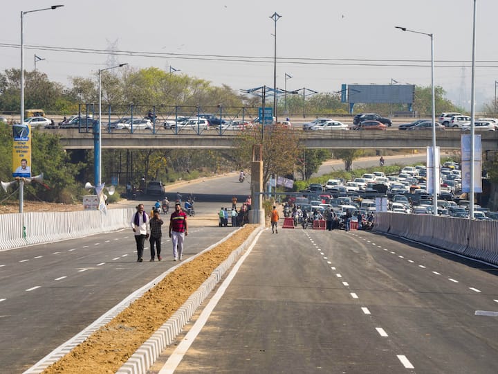 Kejriwal while explaining how this is a relief for commuters travelling from Noida said, 