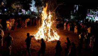 Holika Dahan 2023 Upay: હોલિકામાં આ ત્રણ વસ્તુ અર્પણ કરીને કરો પરિક્રમા, પુરી થશે ઇચ્છા