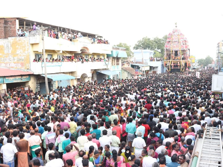 திருச்செந்தூர் முருகன்  கோயில் மாசி திருவிழா தேரோட்டம்  - அரோகரா கோஷத்துடன்  தேரை வடம் பிடித்து இழுத்த பக்தர்கள்