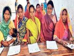 बिहार में चार बहुओं के साथ सास ने भी दी परीक्षा, पहले पढ़ना भी नहीं आता था, अब इलाके में चर्चा