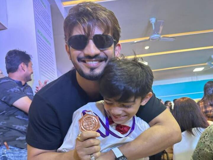 Arjun Bijlani Shared Proud Moment Pictures of Son Ayaan Won Gold Medal here is Fans Reactions for actors son etiquettes Arjun Bijlani ने शेयर की बेटे की मेडल संग तस्वीर, बच्चे की तहजीब देख फैंस बेहद खुश