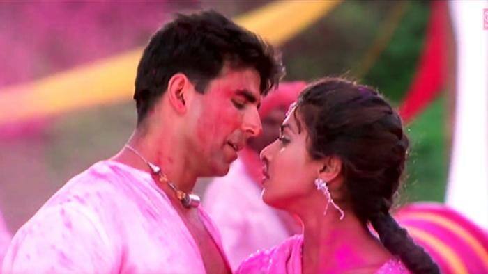 'লেটস প্লে হোলি' - খানিক মশকরা, মজা, হালকা নাচ, সেই সঙ্গে জমিয়ে রং খেলা। সবকিছুর মিশেলে মিলবে 'ওয়াক্ত - দ্য রেস এগেনস্ট টাইম' ছবির এই গানে। কাউকে দেখে আপনারও বলতে ইচ্ছে করতে পারে, 'ডু মি এ ফেভার, লেটস প্লে হোলি'।