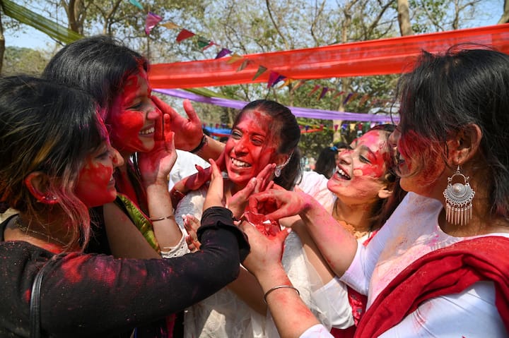 বসন্তোৎসবের পরশ লেগে গিয়েছে খাস মহানগরে। বন্ধুদের সঙ্গে রঙের উচ্ছ্বাসে ব্যস্ত তরুণীরা।