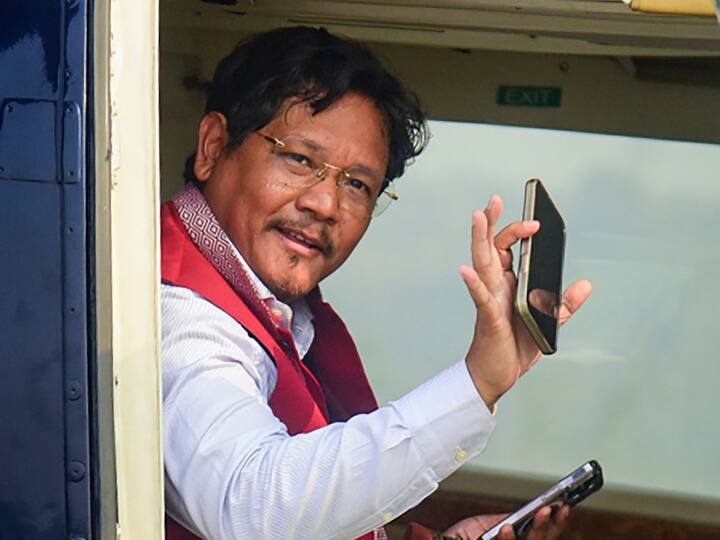 राज्यपाल से मिलकर कानराड संगमा सरकार बनाने का दावा पेश कर चुके हैं. मेघालय की नवगठित विधानसभा का विशेष सत्र 7 मार्च को बुलाया गया है. इसमें नए चुने गए विधायकों को शपथ दिलाई जाएगी. संगमा ने शुक्रवार, 3 मार्च, 2023 को शिलांग में मेघालय के राज्यपाल फागू चौहान को अपना इस्तीफा सौंपा था. (फोटो- PTI)