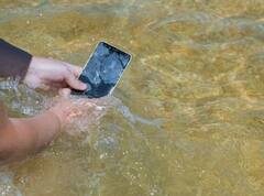 Holi ‘ਤੇ ਫੋਨ ਪਾਣੀ ਵਿੱਚ ਡਿੱਗ ਜਾਵੇ ਤਾਂ ਬਿਨਾਂ ਸਮਾਂ ਵਿਅਰਥ ਕੀਤੇ ਬਿਨਾਂ ਅਪਣਾਓ ਇਹ ਟਿਪਸ... ਤਾਂ ਇਹ ਕੰਮ ਬਿਲਕੁਲ ਨਾ ਕਰੋ