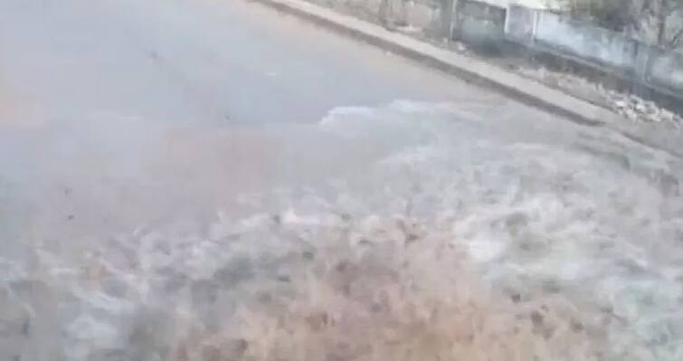 yavatmal pipeline burst water on road Viral Video: ਸੁੰਨਸਾਨ ਸੜਕ ਅਤੇ ਅਚਾਨਕ ਫਟ ਗਈ ਧਰਤੀ, ਫਿਰ ਸੁਣਾਈ ਦਿੱਤੀ ਇੱਕ ਡਰਾਉਣੀ ਆਵਾਜ਼, ਭਿਆਨਕ ਵੀਡੀਓ ਵਾਇਰਲ