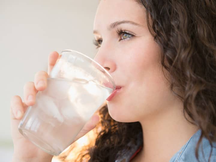Drinking Salt Water Make You Feel Hungry American Scientist Have Proved it क्या नमक का पानी पीने से ज्यादा लगती है भूख? जानिए ये बात कितनी सच है