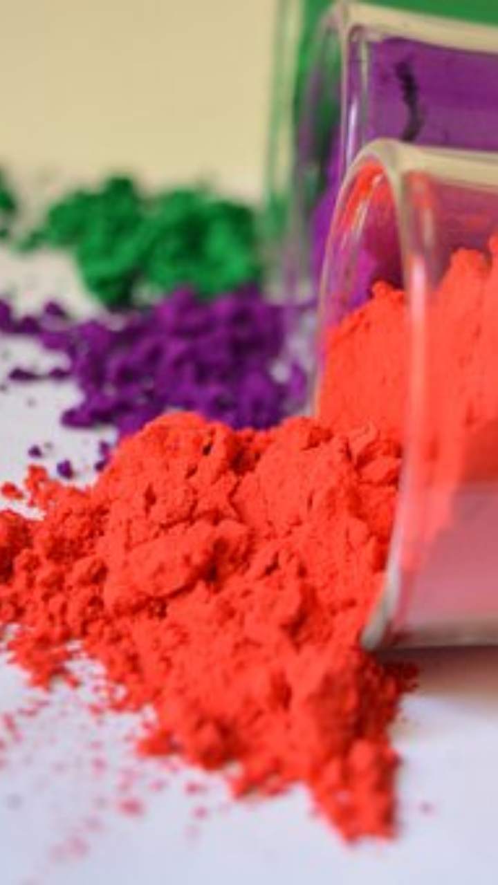 Happy Holi 2023 Wishes: रंगों के त्योहार पर भुलाएं गिले-शिकवे, दोस्तों को खास अंदाज में दें होली की शुभकामनाएं