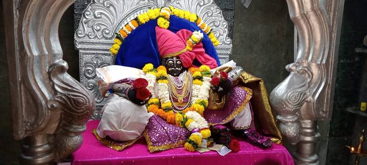 शेवटच्या खेट्याच्या निमित्ताने कोल्हापुरातील अनेक भाविकांनी पंचगंगा नदीकाठी स्नान करून डोंगराकडे गेले.