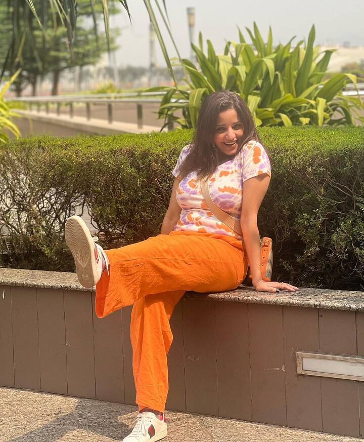 फोटोंमध्ये अभिनेत्रीचा साधा लूक दिसत आहे.